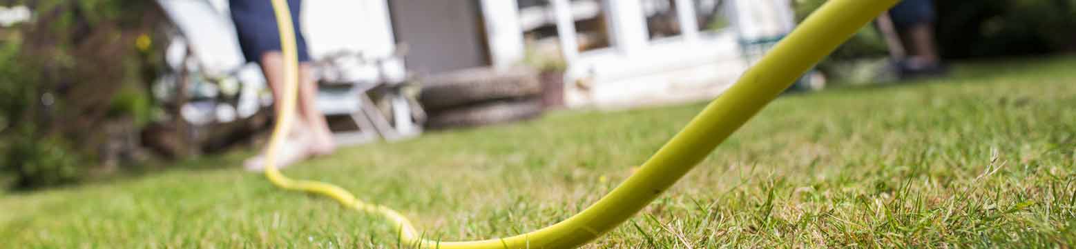 Cómo recuperar tu césped tras el calor del verano